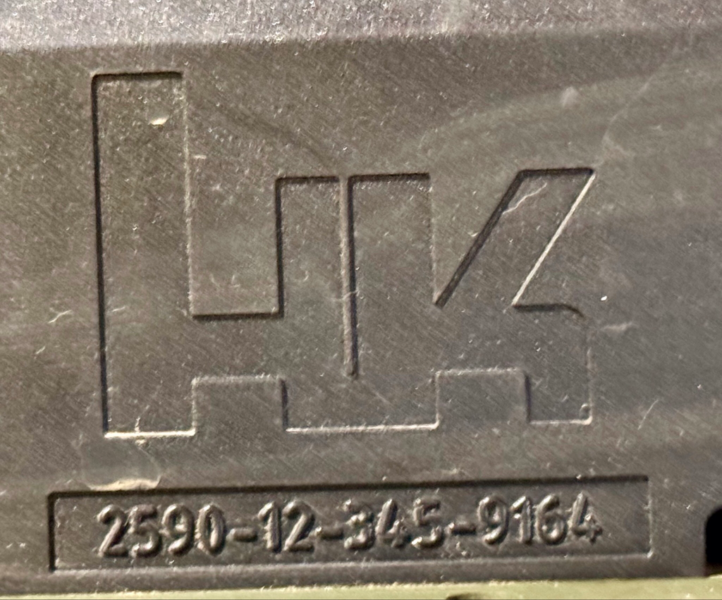 Mercedes G Wolf Waffenhalter Gewehrhalter G36 auf Staufach Mitte Vorne H&K