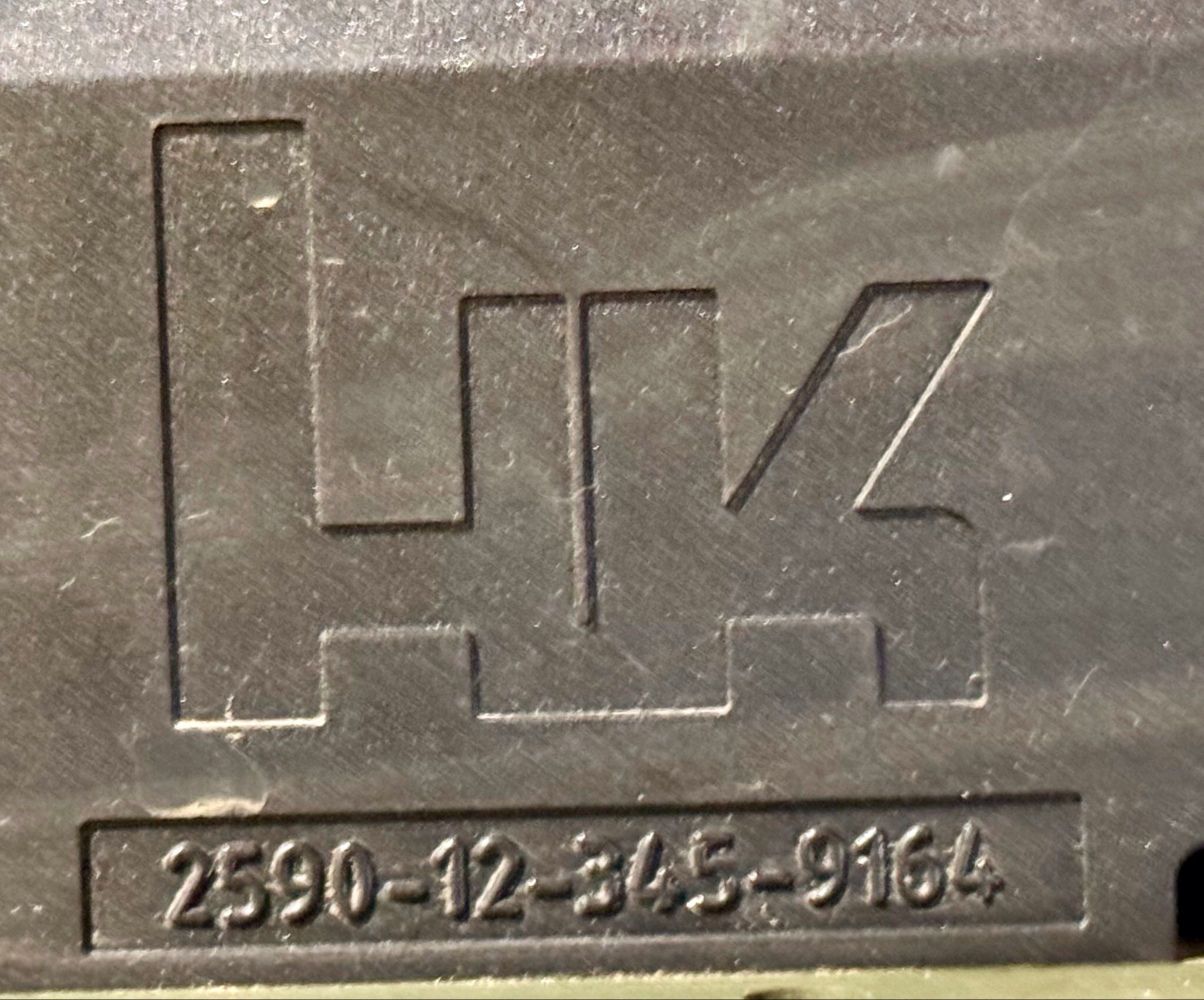 Mercedes G Wolf Waffenhalter Gewehrhalter G36 auf Staufach Mitte Vorne H&K