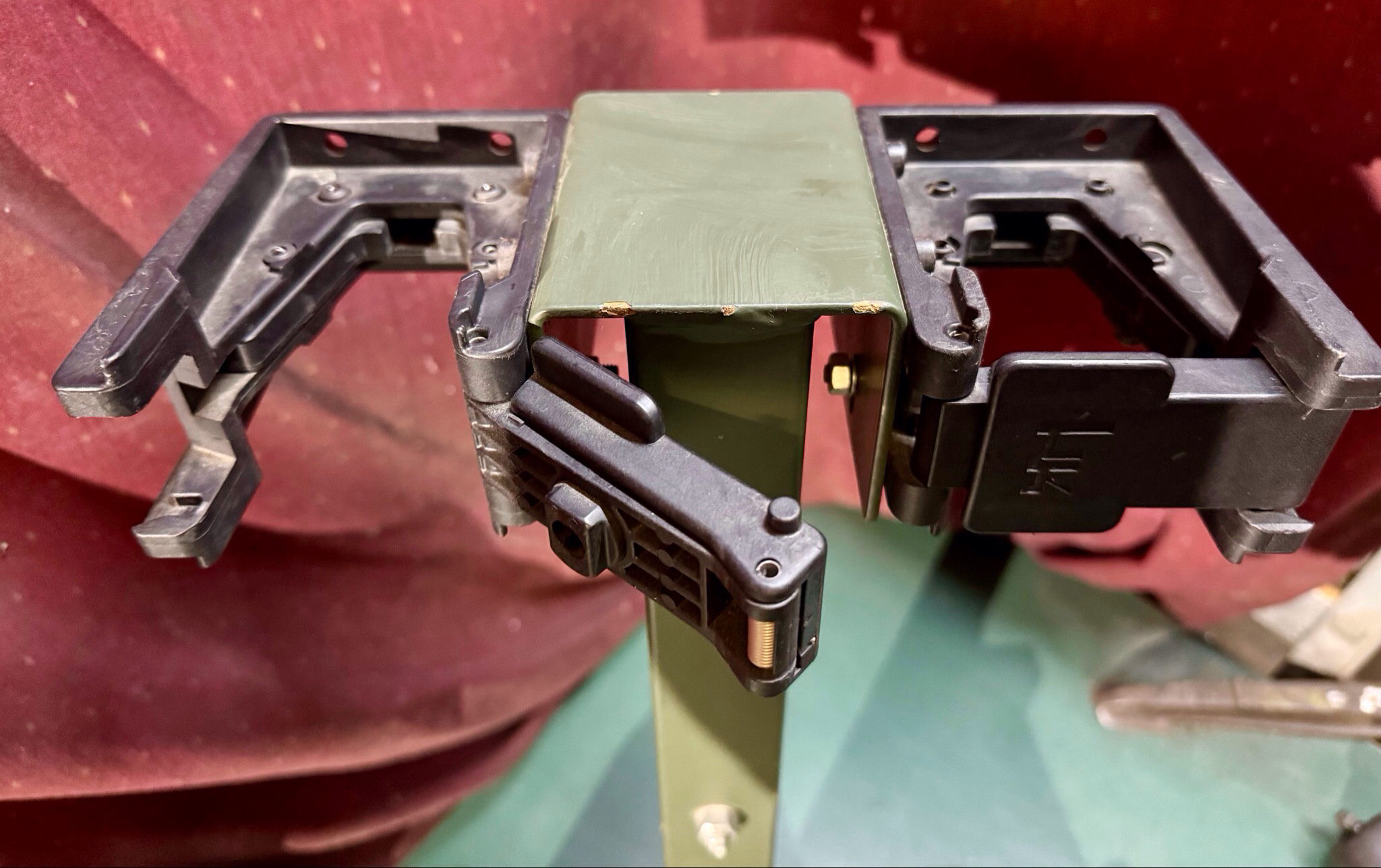 Mercedes G Wolf Waffenhalter Gewehrhalter G36 auf Staufach Mitte Vorne H&K