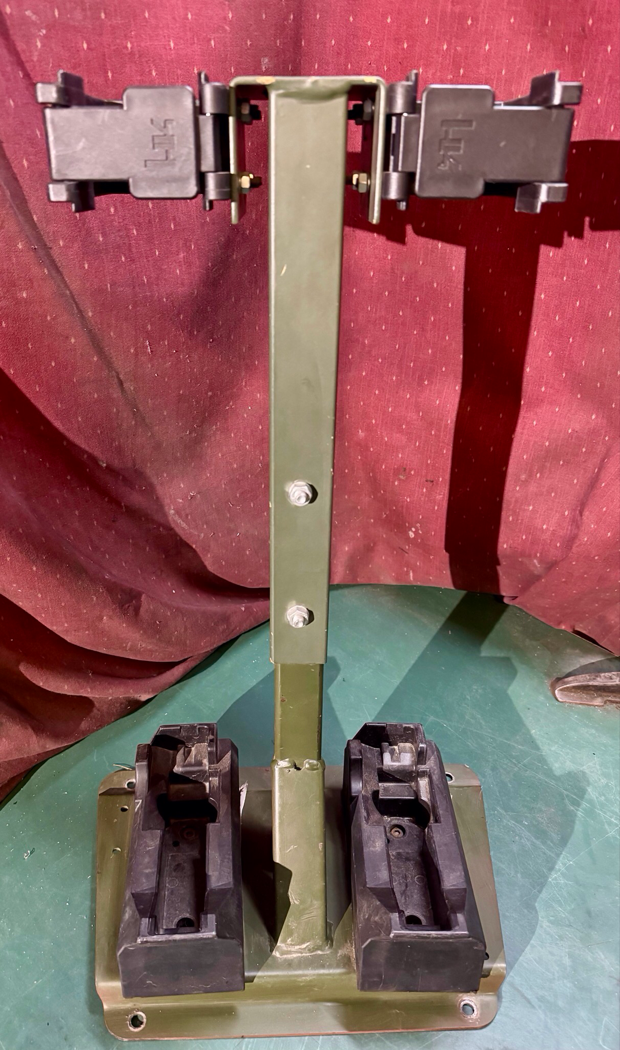 Mercedes G Wolf Waffenhalter Gewehrhalter G36 auf Staufach Mitte Vorne H&K
