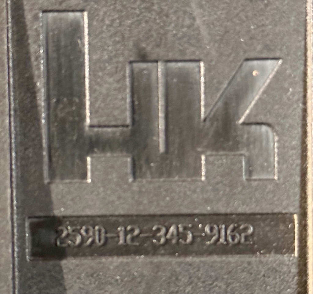Mercedes G Wolf Waffenhalter Gewehrhalter G36 auf Staufach Mitte Vorne H&K