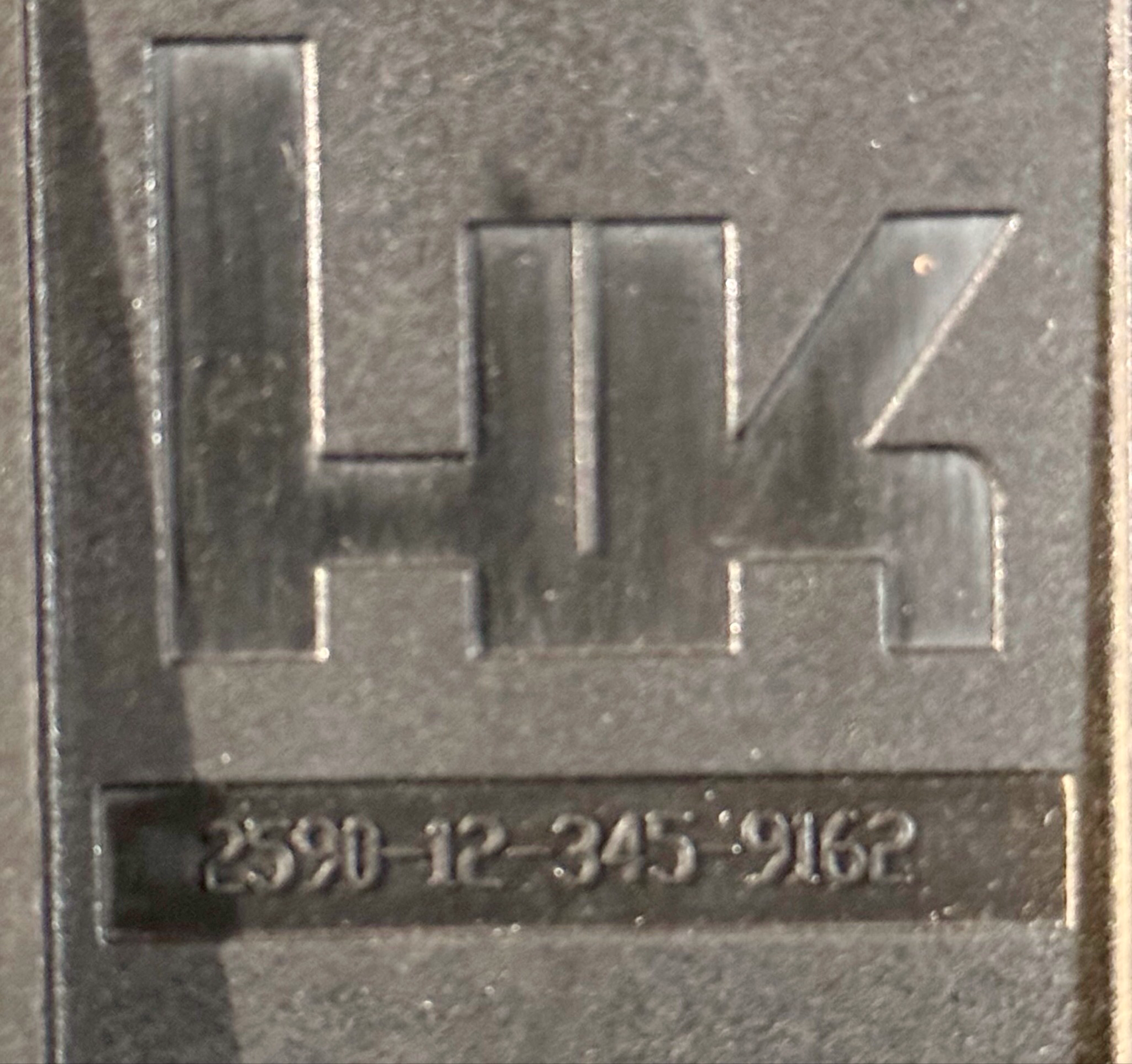 Mercedes G Wolf Waffenhalter Gewehrhalter G36 auf Staufach Mitte Vorne H&K