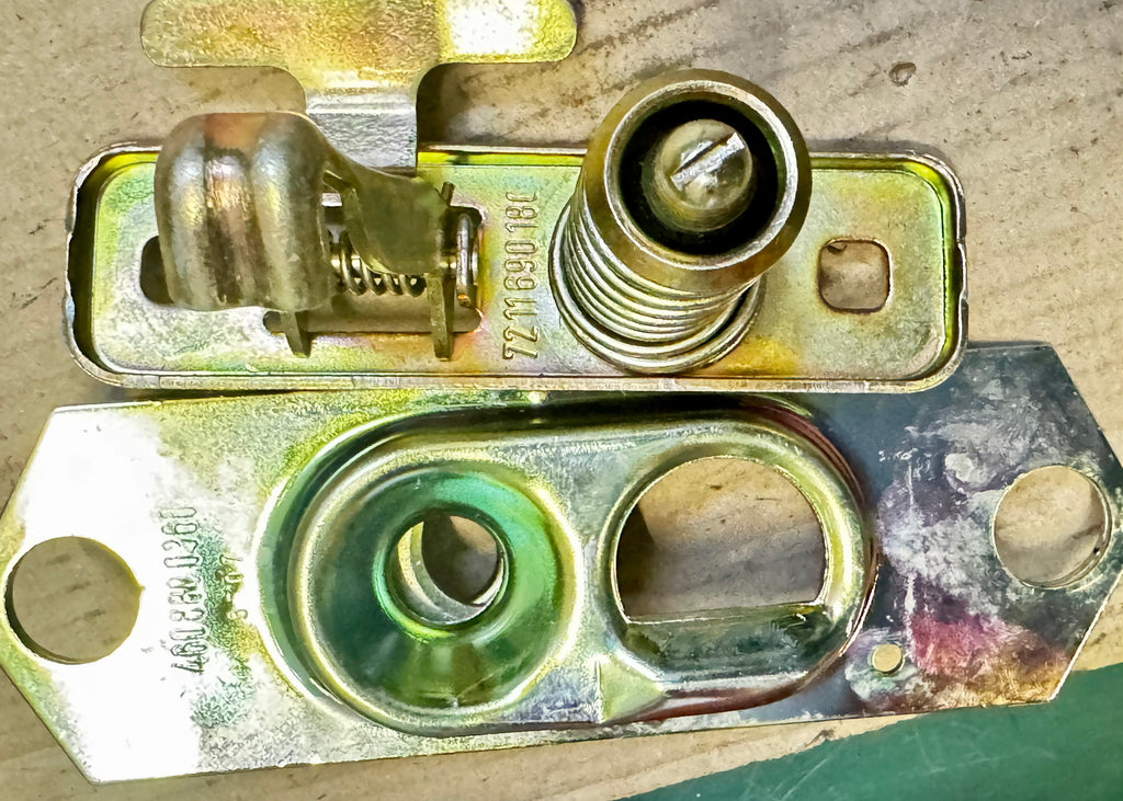 Mercedes G-Klasse Motorhaube Schloss Riegel oben A4608800260 W460 461 463 unten A4608800360