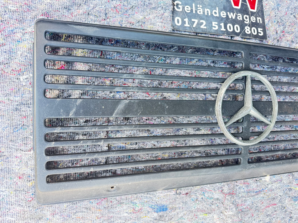 Mercedes G Klasse Kühlergrill A4618880715 W460 W461 Wolf Kühlerverkleidung Stahl Gebraucht