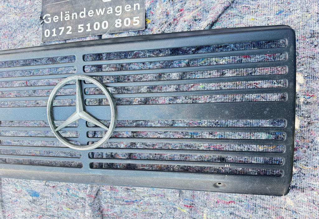 Mercedes G Klasse Kühlergrill A4618880715 W460 W461 Wolf Kühlerverkleidung Stahl Gebraucht